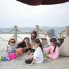 Potret cantik Aurel Hermansyah temani anak main