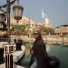 Potret  Dara Arafah pose dengan latar Burj Al Arab