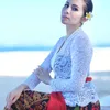 Potret Momo Geisha kenakan Baju adat Bali.