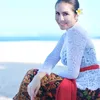 Potret Momo Geisha kenakan Baju adat Bali.