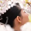 Cantiknya Ariel Tatum di Bawah Sakura Mekar