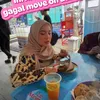 Chacha Frederica Tak Malu Makan di Pinggir Jalan