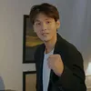 Daehoon pakai jas hitam