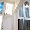 Kabinet dapur rumah Kiky Saputri berwarna putih