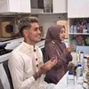 Ria Ricis dan Aisar Khaled duduk berdampingan saat buka puasa bersama