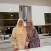 Potret Ria Ricis dan ibu Aisar Khaled saat berada di dapur rumahnya