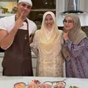 Ria Ricis dan Aisar Khaled berpose bersama dengan latar dapur