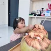 Dek Cunda Nyeruput Kelapa Muda