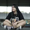 Della Monica Manggung Santai