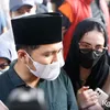 Emil Dardak dan Arumi Bachsin di rumah duka