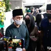 Emil Dardak dan Arumi Bachsin di rumah duka