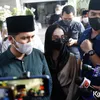Emil Dardak dan Arumi Bachsin di rumah duka