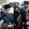 Emil Dardak dan Arumi Bachsin di rumah duka