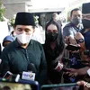 Emil Dardak dan Arumi Bachsin di rumah duka