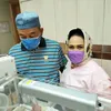 Potret Hetty Koes Endang momong cucu.