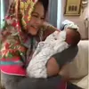 Potret Hetty Koes Endang momong cucu.