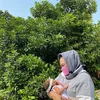 Potret Hetty Koes Endang momong cucu.