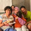 Artis dengan Anak Sambungnya