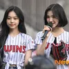 Ian dan Jiwoo Hearts2Hearts di Tanding Baseball