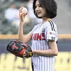Ian dan Jiwoo Hearts2Hearts di Tanding Baseball