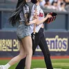 Ian dan Jiwoo Hearts2Hearts di Tanding Baseball