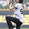 Ian dan Jiwoo Hearts2Hearts di Tanding Baseball