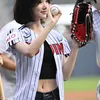 Ian dan Jiwoo Hearts2Hearts di Tanding Baseball