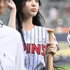 Ian dan Jiwoo Hearts2Hearts di Tanding Baseball
