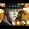 idol K-Pop pakai topi koboi