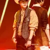 idol K-Pop pakai topi koboi