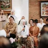 Potret Ikke Nurjanah di lamaran Adira Kania