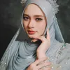 Potret Inara Rusli tampil dengan gaun dan mahkota