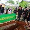 Jeje Govinda Hantarkan Jenazah Ibunda
