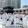 Jenita Janet dan Suami Umrah