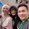 Jenita Janet dan Suami Umrah