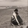 jennifer bachdim punguti sampah sambil gendong anak