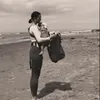 jennifer bachdim punguti sampah sambil gendong anak