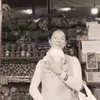 jennifer bachdim punguti sampah sambil gendong anak