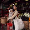 jennifer bachdim punguti sampah sambil gendong anak
