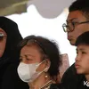 Keanu massaid di pemakaman Lucky Sondakh Angelina