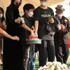 Keanu massaid di pemakaman Lucky Sondakh Angelina