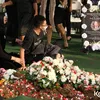 Keanu massaid di pemakaman Lucky Sondakh Angelina