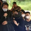 Keanu massaid di pemakaman Lucky Sondakh Angelina