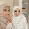 Nadya Mustika dan Larissa Chou