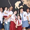 Keluarga Ussy dan Andhika kompak pakai seragam sekolah