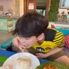 Kenzou Anak Tamara Makan Pakai Tangan