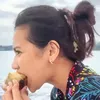 Indah Permatasari tampil sederhana