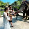 Nadlyne Anak Nanda Arsyinta Main ke Kebun Binatang Pertama Kalinya