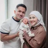Kesha Ratuliu bersama suami dan tiga anak 
