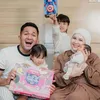 Kesha Ratuliu bersama suami dan tiga anak 